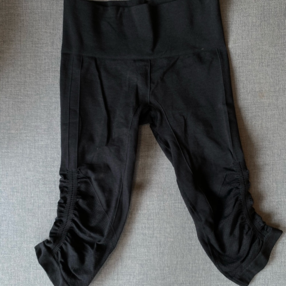 Black cropped ruched leggings